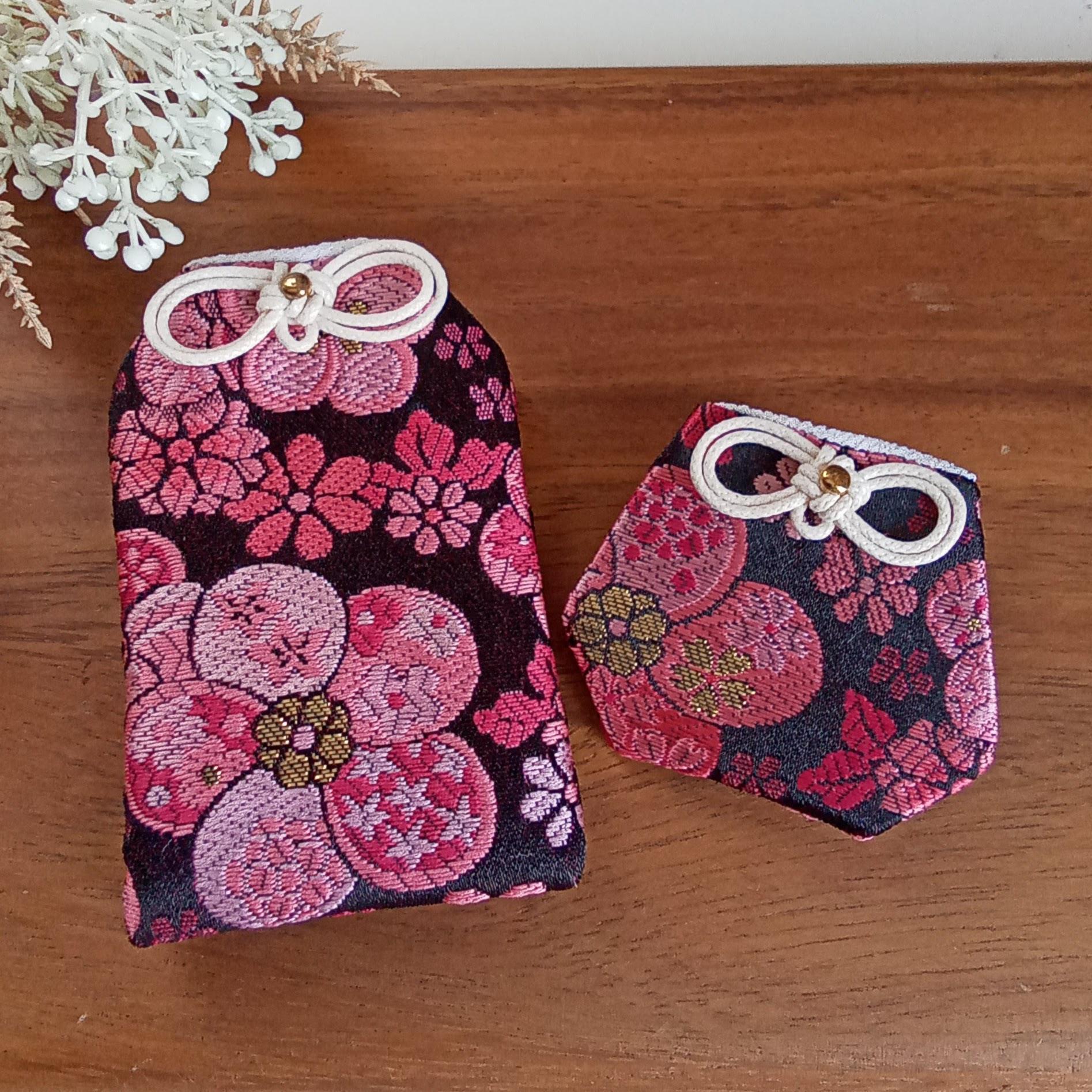 ❁新作❁　お守り袋　金襴　✤梅小花(ブラック＆ピンク)✤　 セット売りもあります1枚目の画像